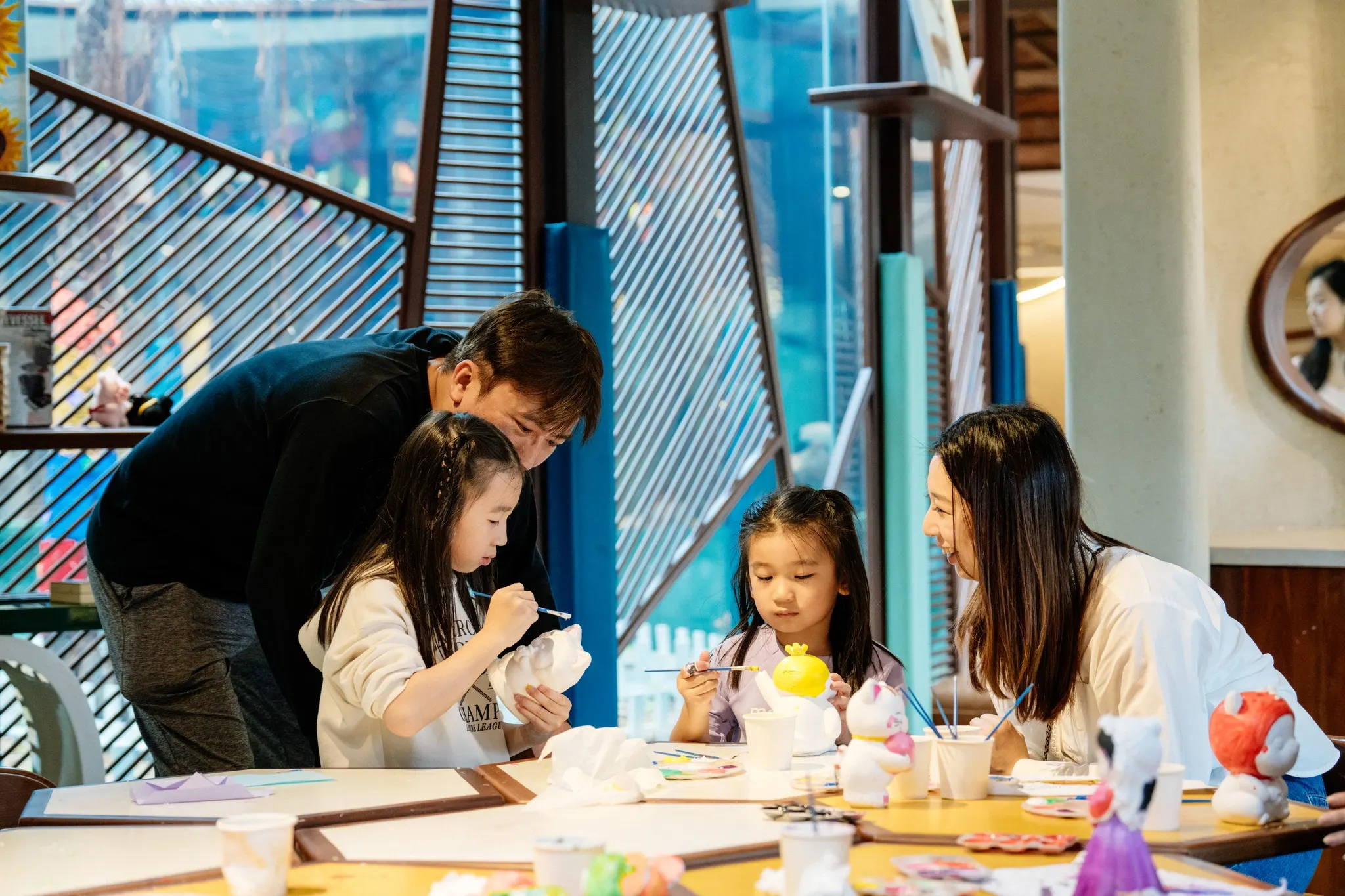 Ảnh chụp một resort cho gia đình tại Hội An với không gian xanh mát, hồ bơi rộng rãi và khu vực vui chơi cho trẻ em, tạo nên điểm đến lý tưởng cho kỳ nghỉ dưỡng gia đình.