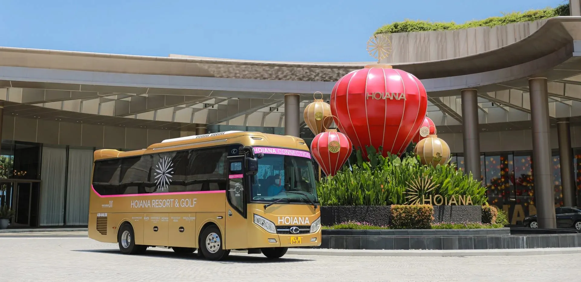 Xe đưa đón ở Hội An đón khách tại sân bay, mang đến sự tiện lợi và thoải mái cho du khách khi đến tham quan phố cổ.