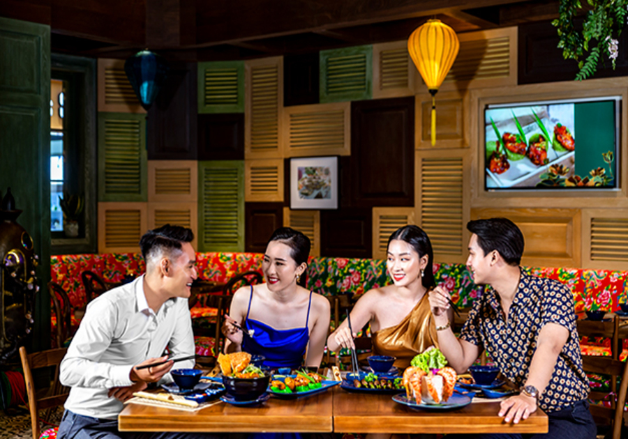 Một nhà hàng ấm cúng tại Hội An với nội thất truyền thống Việt Nam, bàn ghế gỗ và đèn lồng