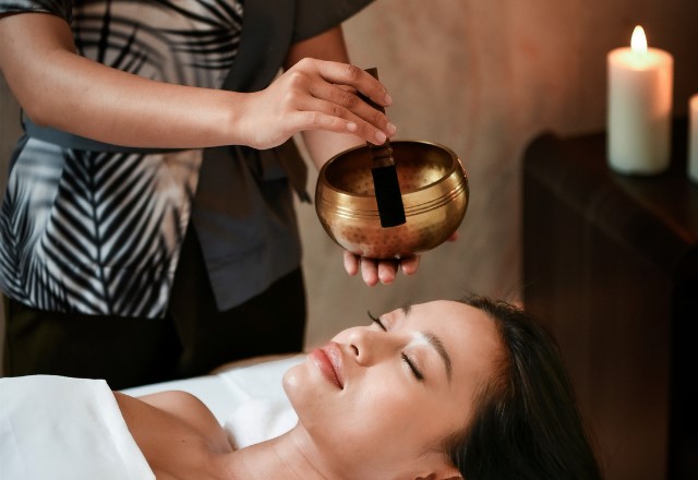 호-이-아-나-웰-니-스-3 호이아나 다운타임 리뉴 스파에서 휴식을 즐기는 사람