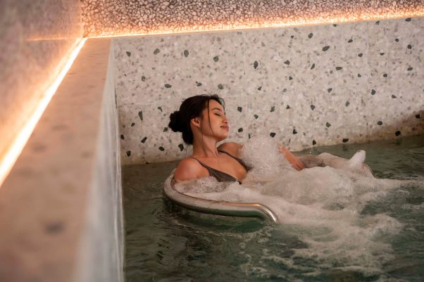 身心煥新-2 水療中心內的蒸汽房,充滿溫暖的霧氣,幫助客人進行深層排毒。