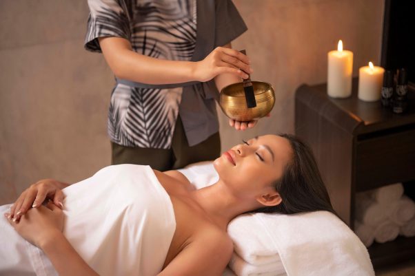 身心煥新-3 客人在水療中享受特色療程,療程中使用天然精油進行感官按摩,營造深層的舒緩效果。