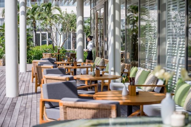 Hoiana賭場餐廳內部裝飾典雅，菜餚精緻，展示度假村在餐飲上對便利與品質的堅持。