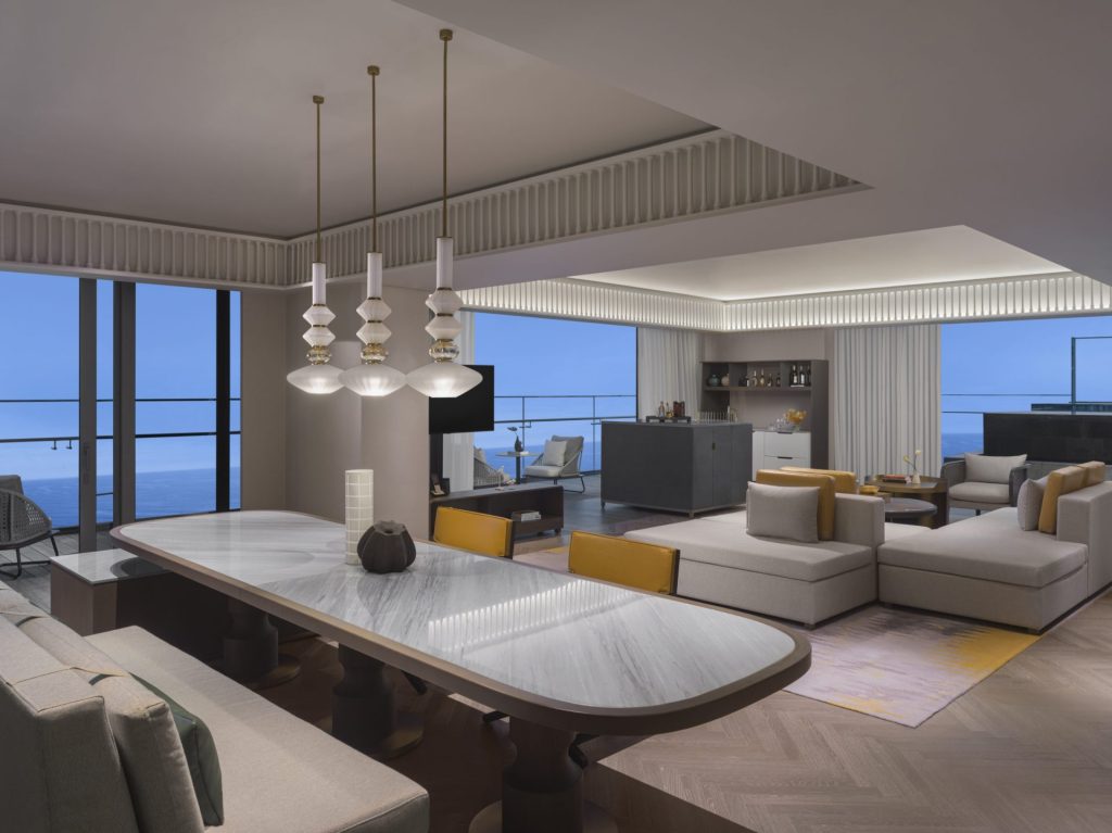 호-이-아-나-가-족-여-행-6 가족들이 호이아나 리조트의 레스토랑에서 식사를 즐기는 모습