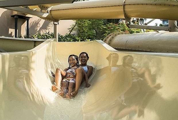 호이아나의 다채로운 엔터테인먼트 공연과 화려한 조명