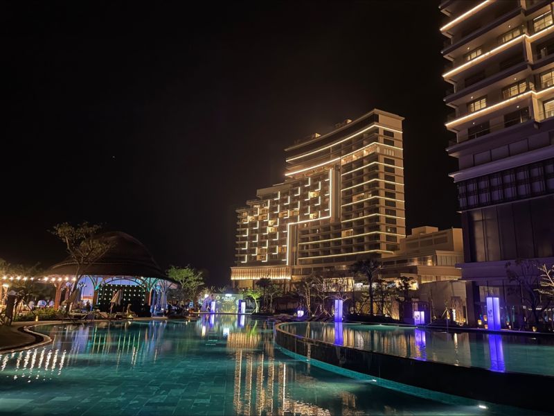 호이아나에서의 저녁 계획을 함께 세우는 커플