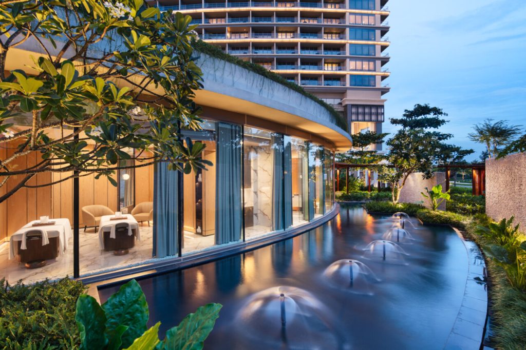 호이아나 카지노에서 게임을 즐기는 사람들의 모습