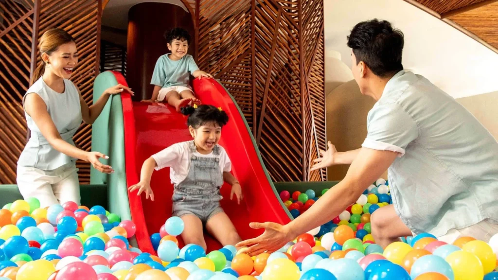 展示了供孩子們遊玩和活動的KIDs俱樂部,設施多樣,充滿樂趣。