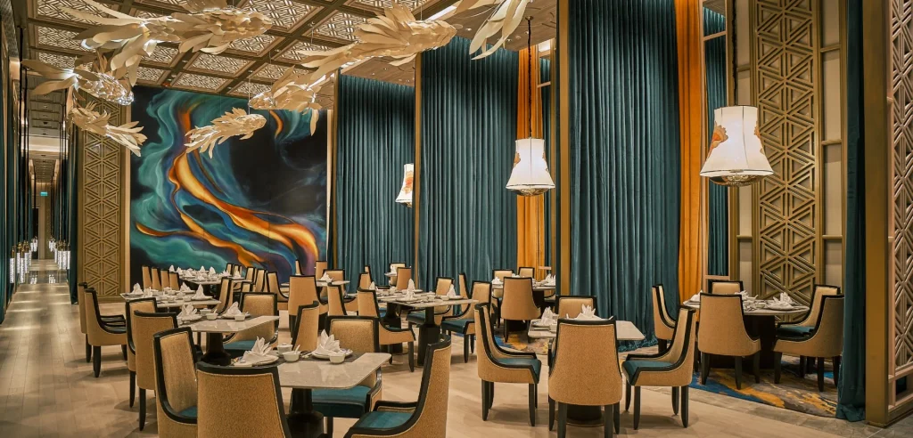 넓고 우아한 실내 공간을 자랑하는 고급 중식당. 화려한 샹들리에와 정교한 장식들이 눈에 띄며, 정통 중국 요리가 제공됨.