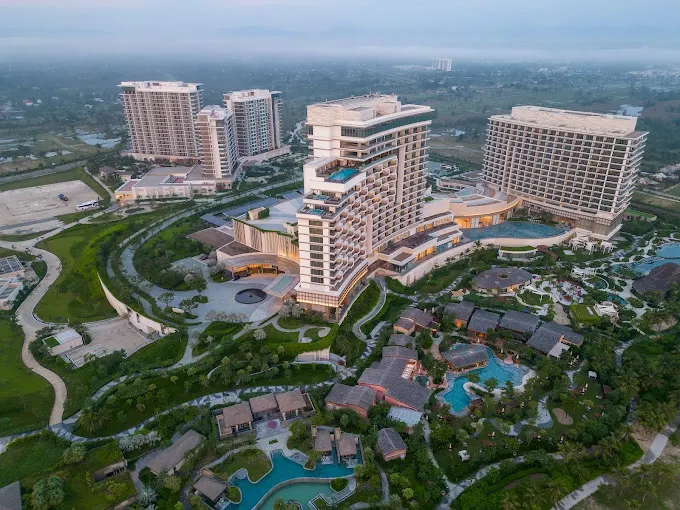 Trải nghiệm kỳ nghỉ tuyệt vời tại resort 5 sao cho gia đình ở Việt Nam với dịch vụ đẳng cấp, không gian sang trọng và tiện nghi phù hợp cho cả trẻ em và người lớn.