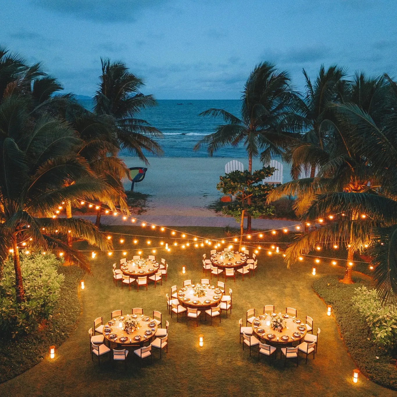 Ảnh chụp một khu nghỉ dưỡng lãng mạn ở Hội An, với hồ bơi ngoài trời và không gian xanh mát, lý tưởng cho các cặp đôi tận hưởng kỳ nghỉ yên bình — resort Hội An cho các cặp đôi.