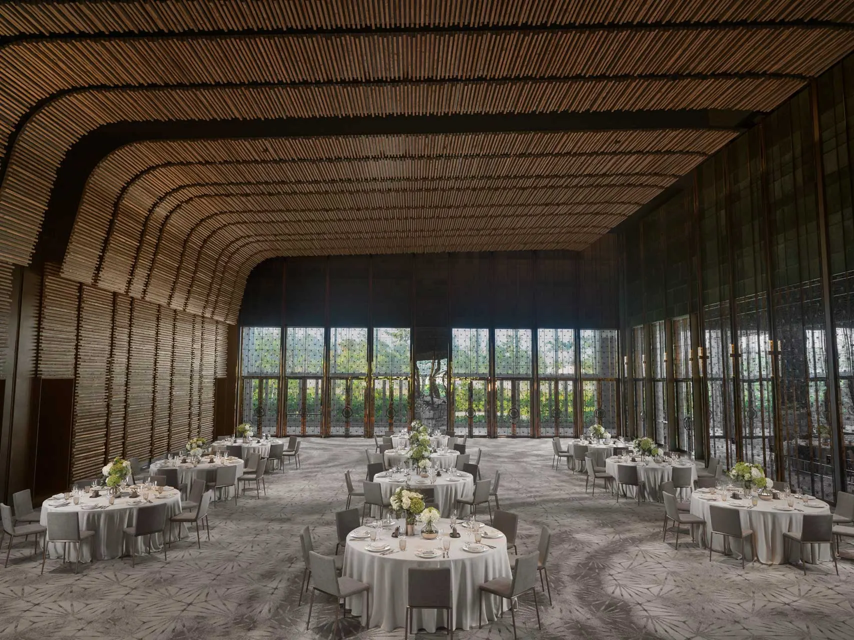 Ảnh chụp một resort tổ chức kỷ niệm ngày cưới với không gian lãng mạn bên bờ biển, trang trí bằng hoa tươi, nến và ánh đèn ấm áp, tạo nên bầu không khí ấm cúng và đáng nhớ cho các cặp đôi.