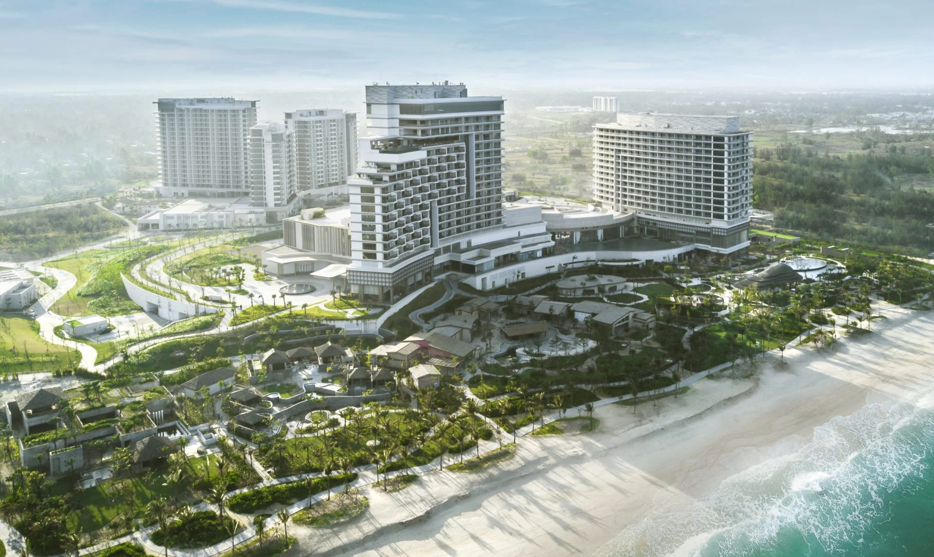 호이안의 가족 리조트에서 가족들이 함께 즐거운 시간을 보내는 모습. 해변 근처에 위치한 리조트는 편안한 숙박 시설과 다양한 편의 시설을 제공하여 모든 연령대가 즐길 수 있는 완벽한 휴가지를 제공합니다.