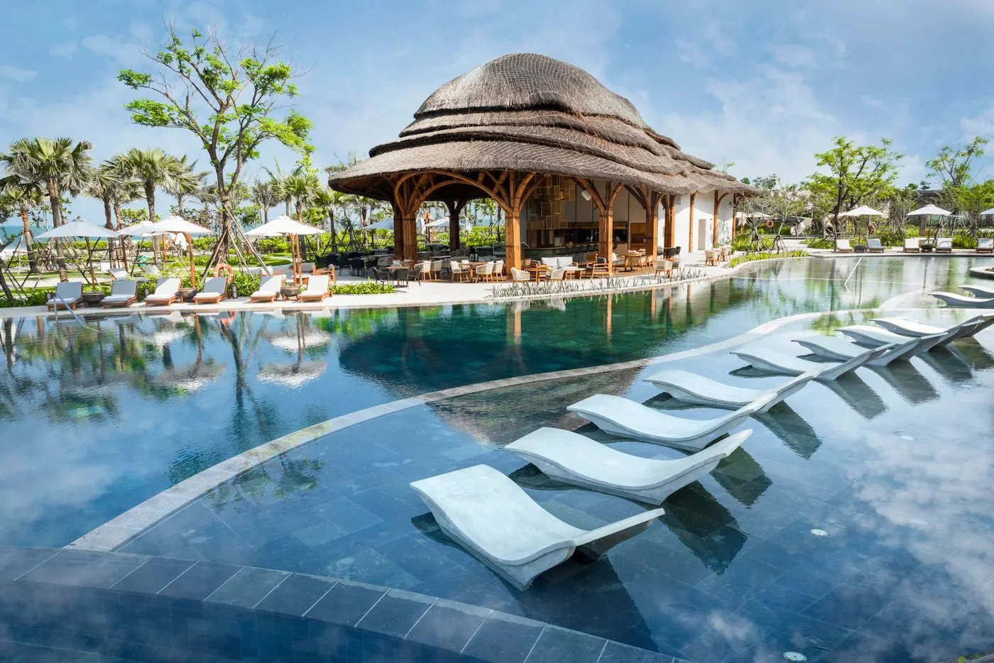 전용 수영장이 딸린 고급스러운 베트남 풀빌라 리조트 전경, 열대 정원과 함께 프라이빗한 휴식을 제공하는 모습