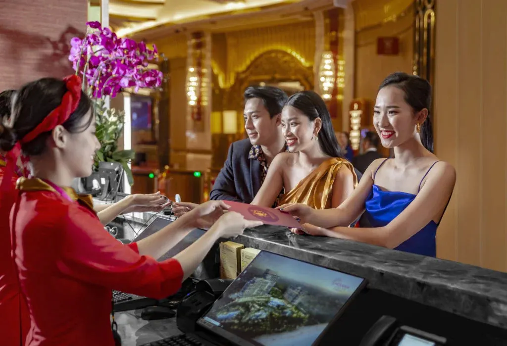 Bên trong một casino hợp pháp tại Việt Nam với không gian sang trọng và người chơi đang tham gia các trò chơi như blackjack và roulette.