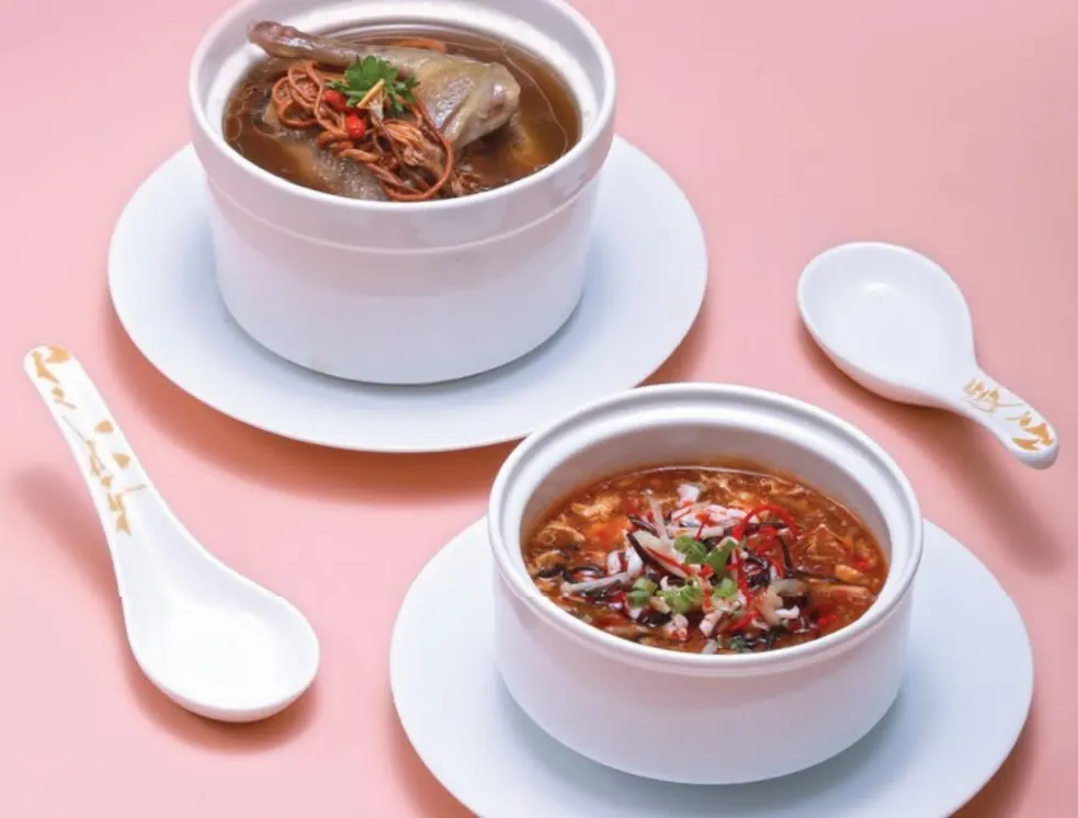 一張湯品特寫照片，展示會安中式餐廳內一碗熱騰騰的中式例湯，湯中有中藥材、排骨與新鮮蔬菜，散發出撲鼻香氣與滋補氣息