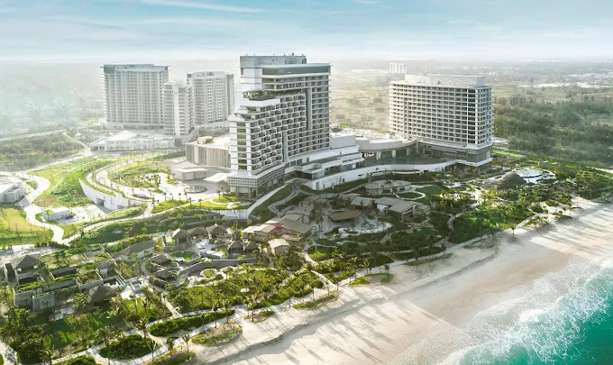 Cảnh đẹp resort nắng mùa xuân, thu hút du khách du lịch Hội An tháng 4 với những bức tường vàng, đèn lồng rực rỡ và không khí yên bình.