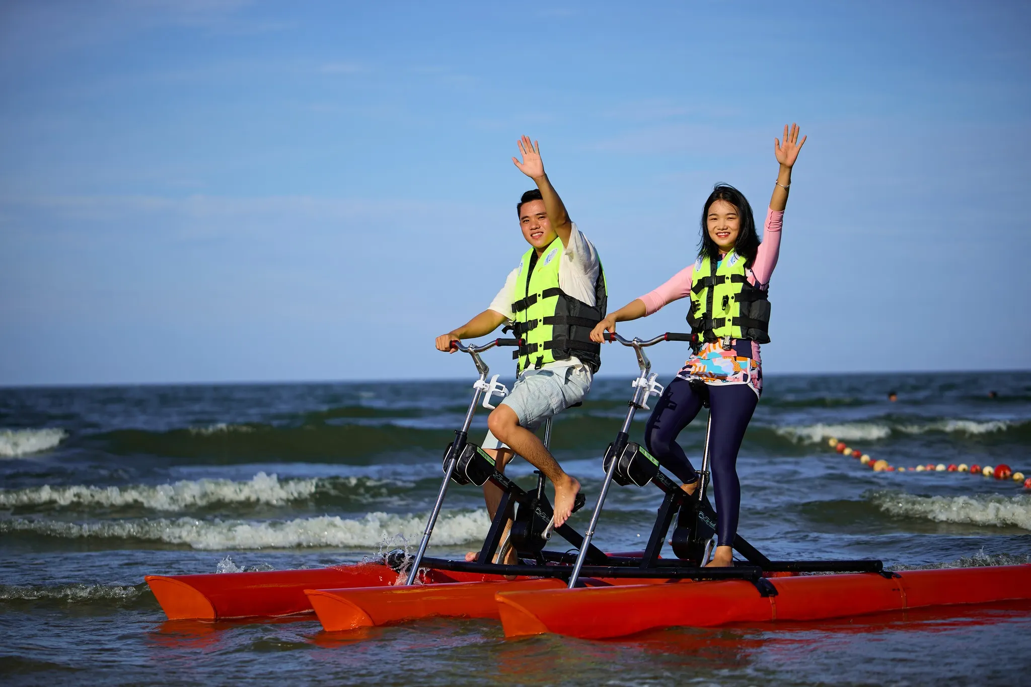 Ảnh chụp phố cổ Hội An vào tháng 5 với những chiếc đèn lồng rực rỡ sắc màu treo dọc các con phố, du khách thong thả dạo bước tận hưởng không khí yên bình – thể hiện rõ vẻ đẹp của du lịch Hội An tháng 5.