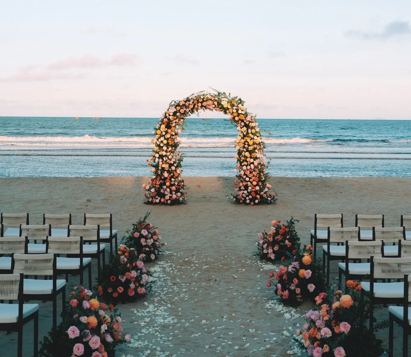 Ảnh minh họa gói tổ chức tiệc cưới ở Hội An với không gian lãng mạn bên bờ sông, bàn tiệc được trang trí hoa tươi và ánh đèn lung linh.