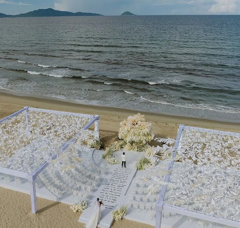 Ảnh minh họa gói tổ chức tiệc cưới ở Hội An với không gian lãng mạn bên bờ sông, bàn tiệc được trang trí hoa tươi và ánh đèn lung linh.