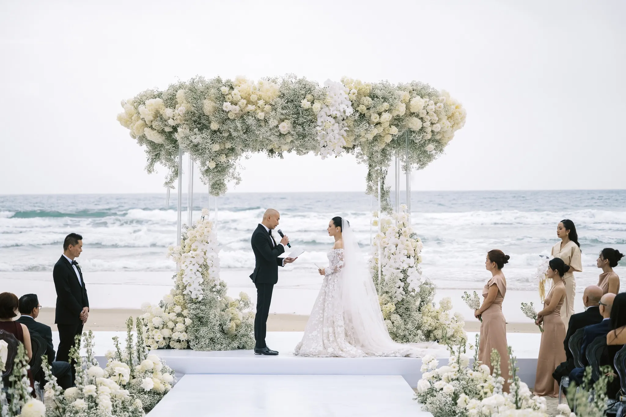 Ảnh minh họa gói tổ chức tiệc cưới ở Hội An với không gian lãng mạn bên bờ sông, bàn tiệc được trang trí hoa tươi và ánh đèn lung linh.