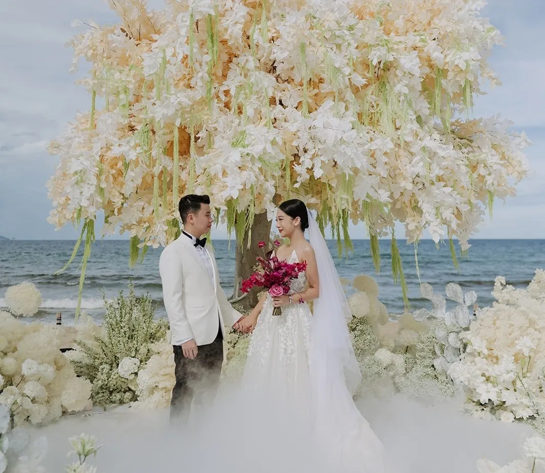 Ảnh minh họa gói tổ chức tiệc cưới ở Hội An với không gian lãng mạn bên bờ sông, bàn tiệc được trang trí hoa tươi và ánh đèn lung linh.