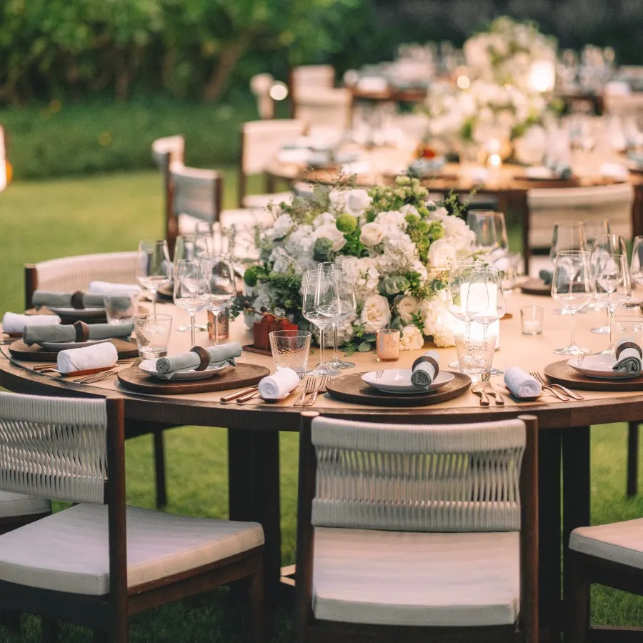 Ảnh minh họa gói tổ chức tiệc cưới ở Hội An với không gian lãng mạn bên bờ sông, bàn tiệc được trang trí hoa tươi và ánh đèn lung linh.