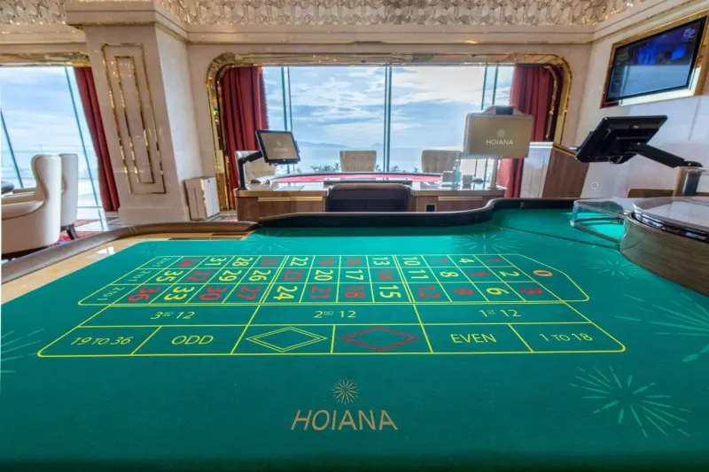 一張貴賓廳實景圖，展示越南合法賭場中柔和燈光下的專屬遊戲桌與高級座椅，營造出尊榮且私密的遊戲環境