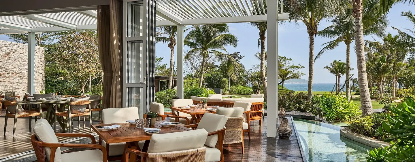 "열대 정원과 인피니티 풀이 어우러진 호이안 3박 2일 추천 리조트, 조용한 분위기 속에서 완벽한 휴식을 즐길 수 있는 공간."