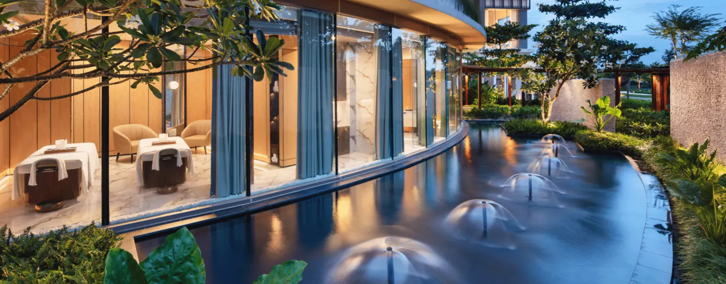 "열대 정원과 인피니티 풀이 어우러진 호이안 3박 2일 추천 리조트, 조용한 분위기 속에서 완벽한 휴식을 즐길 수 있는 공간."