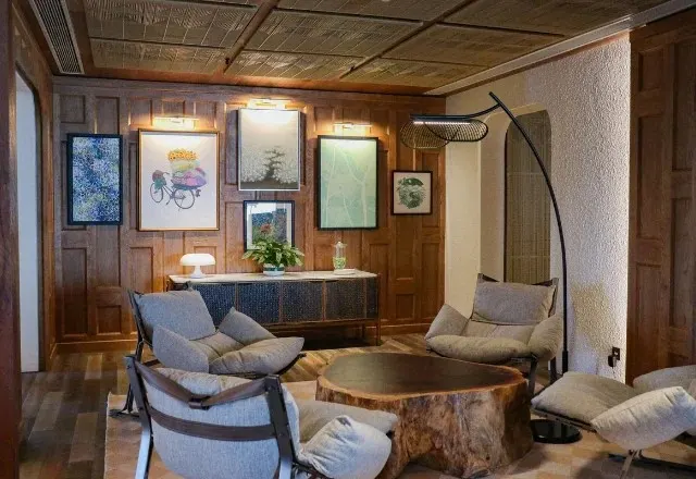 "Stylish cocktail bar in Hoi An with handcrafted drinks, cozy lighting, and a mix of traditional and contemporary decor creating a relaxed evening atmosphere."