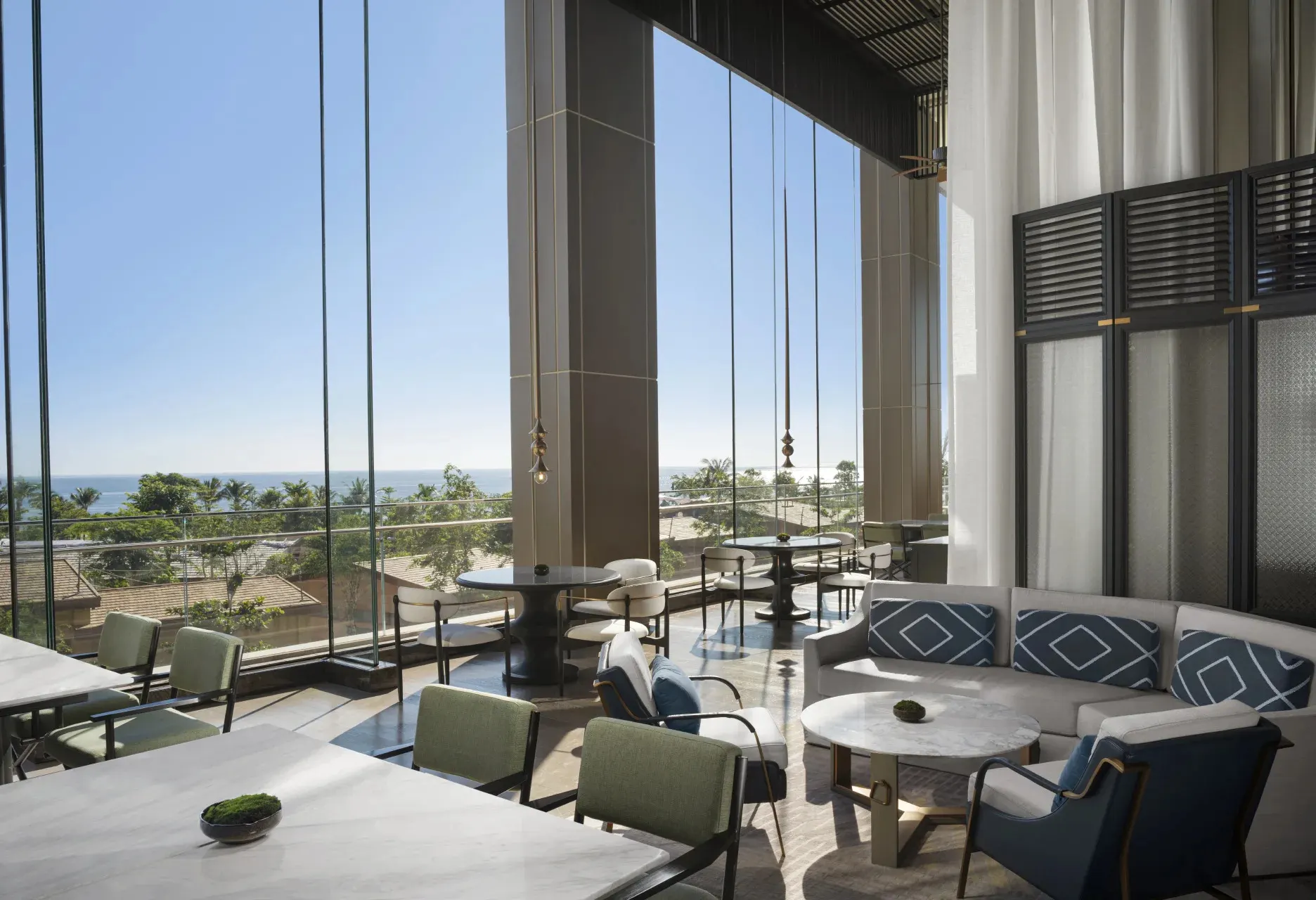 Không gian tinh tế của một nhà hàng món Á tại Hội An, với bàn ăn bày biện đẹp mắt và các món đặc sản được phục vụ trong phong cách truyền thống.