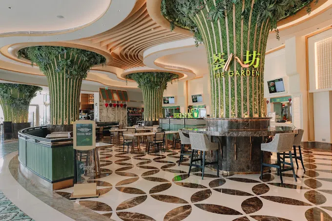 Không gian tinh tế của một nhà hàng món Á tại Hội An, với bàn ăn bày biện đẹp mắt và các món đặc sản được phục vụ trong phong cách truyền thống.