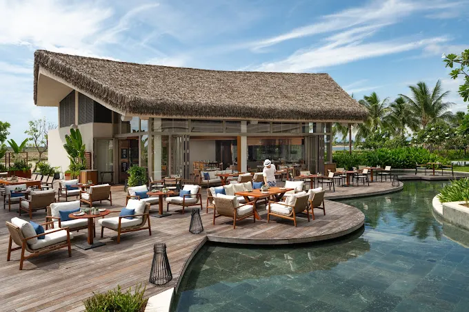 Không gian tinh tế của một nhà hàng món Á tại Hội An, với bàn ăn bày biện đẹp mắt và các món đặc sản được phục vụ trong phong cách truyền thống.