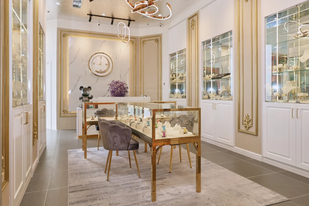 세련되고 전통적인 매력을 지닌 호이안 주얼리샵, 유리 진열장 안에 수공예 은반지와 귀걸이가 정갈하게 전시되어 있는 모습.